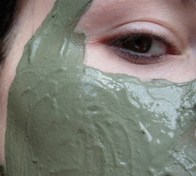 Instructions pour faire un masque noir étape par étape à la maison