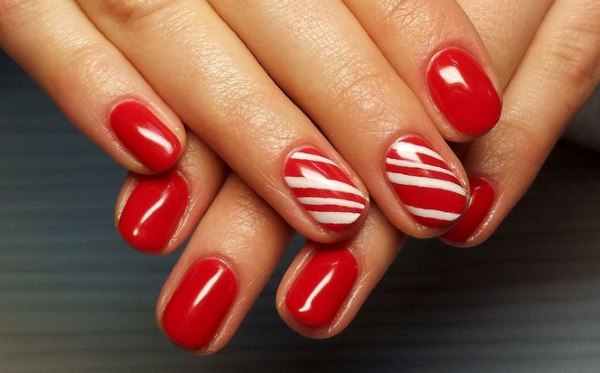 Manicura amb gel de gel vermell. Foto, disseny per a ungles curtes i llargues, tendències de la moda