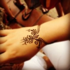 Mehendi: què és.Dibuixos de henna al cos per a principiants. Esbossos, dissenys de tatuatges