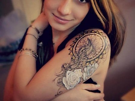 Tatuatge al braç per a noies. Fotos, esbossos, dibuixos de tatuatges de braços