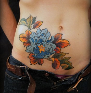 Tatouages ​​sur le ventre pour les filles après l'accouchement pour cacher les vergetures