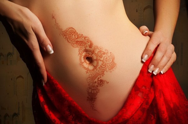 Tatouages ​​sur le ventre pour les filles après l'accouchement pour cacher les vergetures