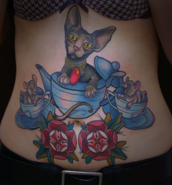 Tatouages ​​sur le ventre pour les filles après l'accouchement pour cacher les vergetures