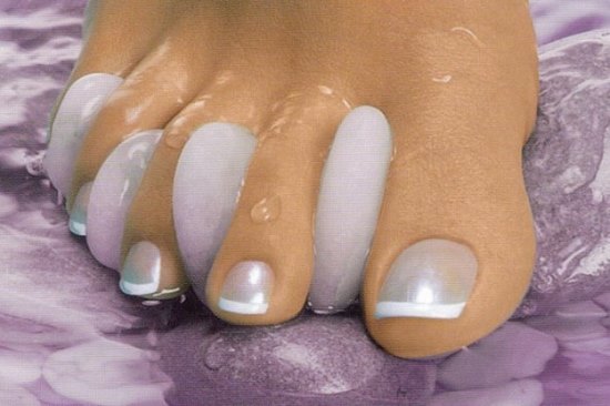 Pedicura francesa a les cames amb pedreria. Idees de moda, instruccions amb fotos