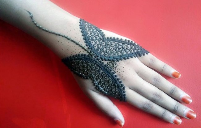 Tatuatge de henna (mehendi) al braç: dibuixos petits i lleugers. Quant dura el tatuatge? Preu. Una foto