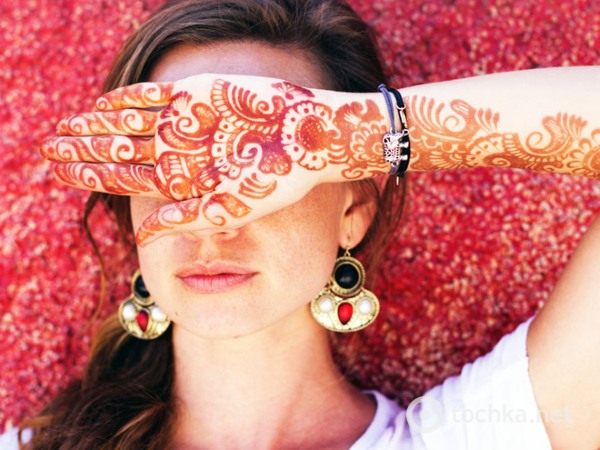 Dibuixos de henna mehendi per a principiants al braç, la cama, el canell i el cos per etapes. Plantilles, foto