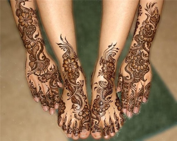 Dibuixos de henna mehendi per a principiants al braç, la cama, el canell i el cos per etapes. Plantilles, foto