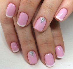 Francès amb un bonic patró. Extensió d'ungles en gel, idees de disseny de manicura francesa