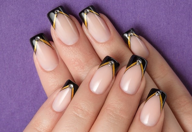 Francès amb un bonic patró. Extensió d'ungles en gel, idees de disseny de manicura francesa