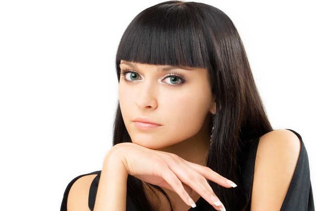 Coupes de cheveux pour femmes pour cheveux moyens avec une frange. Photo de coupes de cheveux à la mode pour les cheveux clairs, foncés et rouges