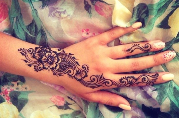 Tatuatge de henna (mehendi) al braç: dibuixos petits i lleugers. Quant dura el tatuatge? Preu. Una foto