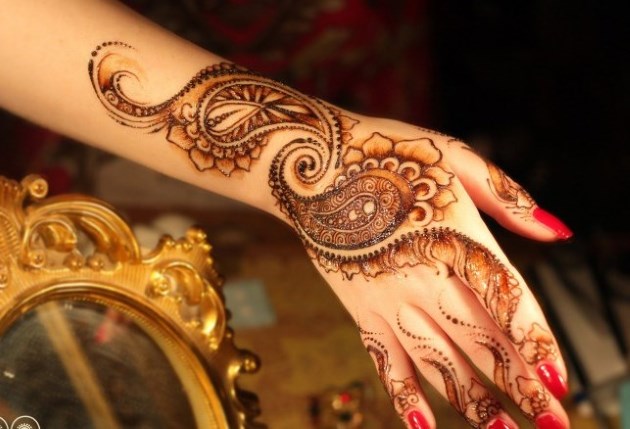 Tatuatge de henna (mehendi) al braç: dibuixos petits i lleugers. Quant dura el tatuatge? Preu. Una foto