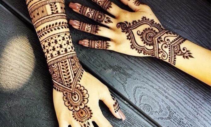 Tatuatge de henna (mehendi) al braç: dibuixos petits i lleugers. Quant dura el tatuatge? Preu. Una foto