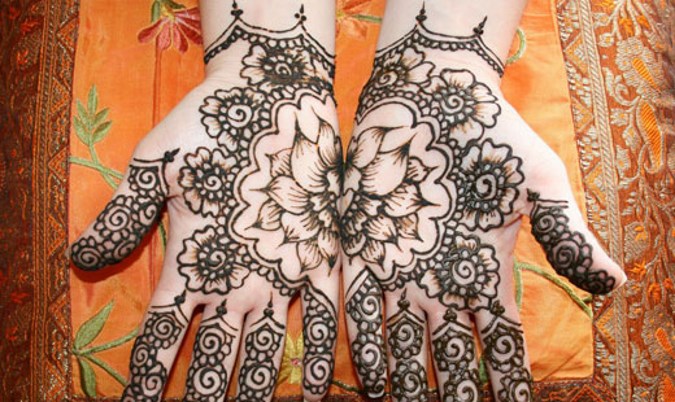 Tatuatge de henna (mehendi) al braç: dibuixos petits i lleugers. Quant dura el tatuatge? Preu. Una foto