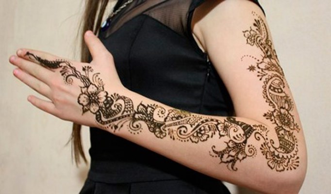 Tatuatge de henna (mehendi) al braç: dibuixos petits i lleugers. Quant dura el tatuatge? Preu. Una foto