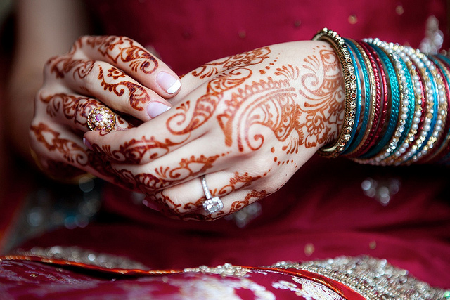 Tatuatge de henna (mehendi) al braç: dibuixos petits i lleugers. Quant dura el tatuatge? Preu. Una foto