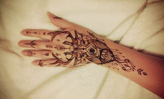 Tatuatge de henna (mehendi) al braç: dibuixos petits i lleugers. Quant dura el tatuatge? Preu. Una foto