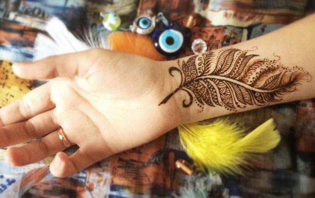 Tatuatge de henna (mehendi) al braç: dibuixos petits i lleugers. Quant dura el tatuatge? Preu. Una foto