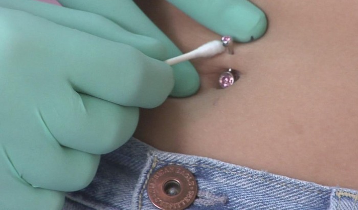 Piercing al melic: foto com es fa, es cura. Pírcing d'or, plata