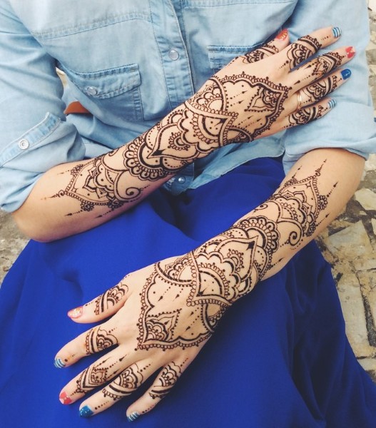 Dibuixos a la mà amb henna, tatuatge mehendi per a principiants, esbossos lleugers, estampats. Una foto