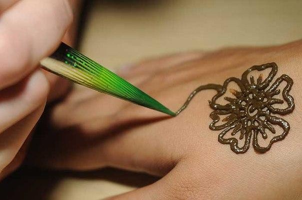 Dibuixos a la mà amb henna, tatuatge mehendi per a principiants, esbossos lleugers, estampats. Una foto