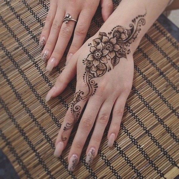 Dibuixos a la mà amb henna, tatuatge mehendi per a principiants, esbossos lleugers, estampats. Una foto