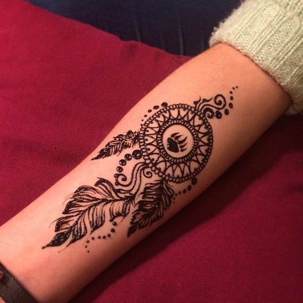 Dibuixos a la mà amb henna, tatuatge mehendi per a principiants, esbossos lleugers, estampats. Una foto