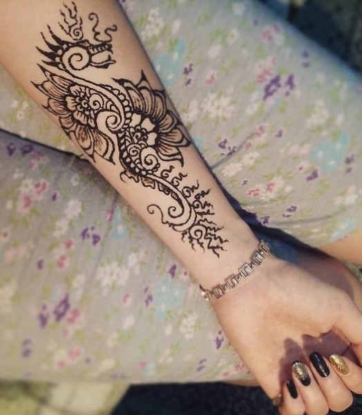 Dibuixos a la mà amb henna, tatuatge mehendi per a principiants, esbossos lleugers, estampats. Una foto