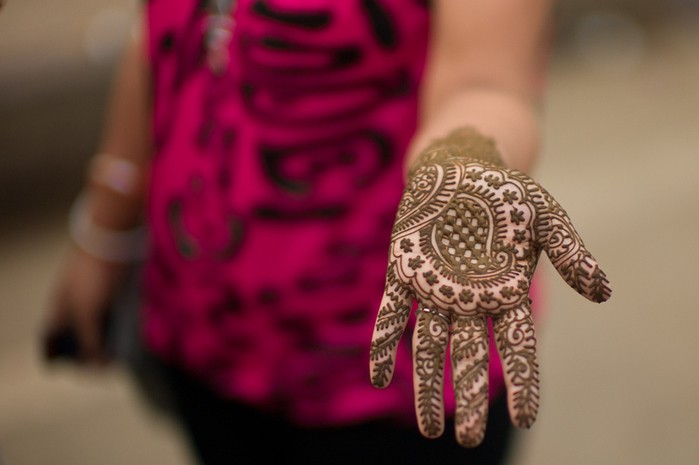 Dibuixos a la mà amb henna, tatuatge mehendi per a principiants, esbossos lleugers, estampats. Una foto