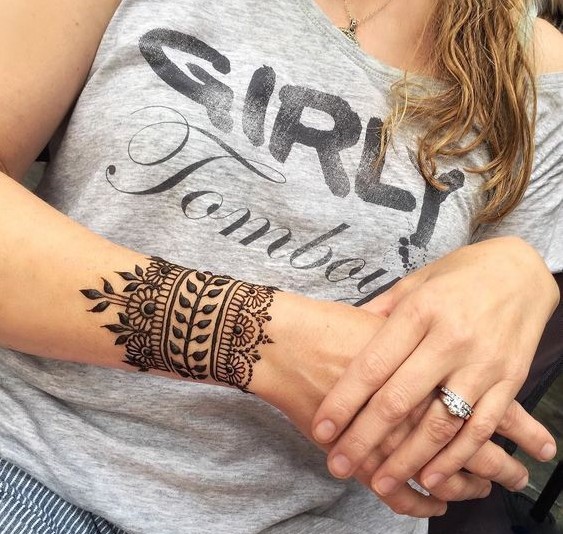 Dibuixos a la mà amb henna, tatuatge mehendi per a principiants, esbossos lleugers, estampats. Una foto