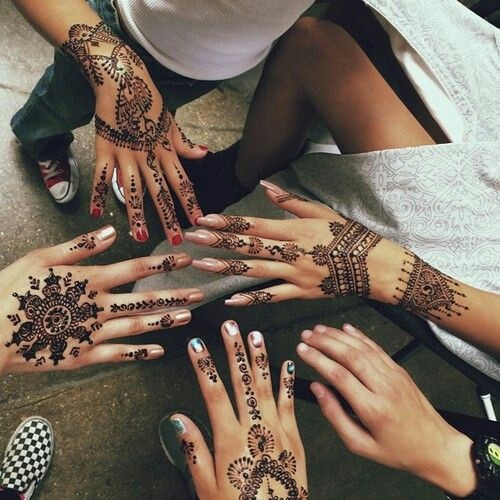 Dibuixos a la mà amb henna, tatuatge mehendi per a principiants, esbossos lleugers, estampats. Una foto