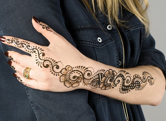 Dibuixos a la mà amb henna, tatuatge mehendi per a principiants, esbossos lleugers, estampats. Una foto