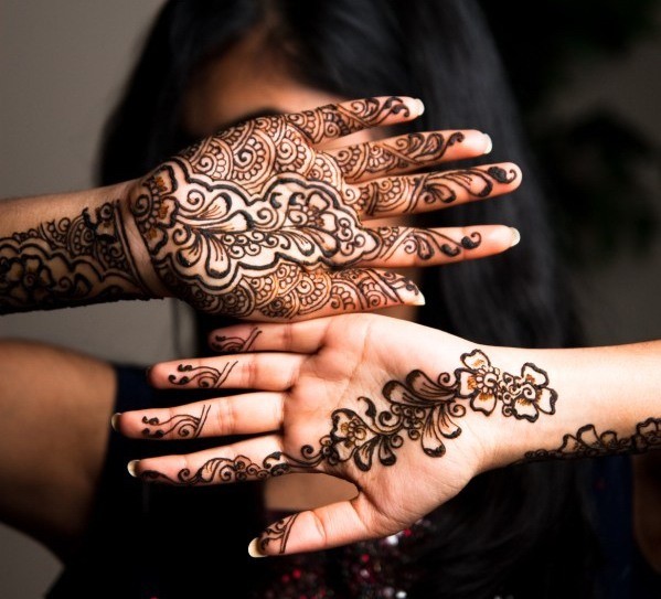 Dibuixos a la mà amb henna, tatuatge mehendi per a principiants, esbossos lleugers, estampats. Una foto