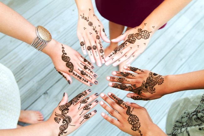 Tatuatge de henna (mehendi) al braç: dibuixos petits i lleugers. Quant dura el tatuatge? Preu. Una foto