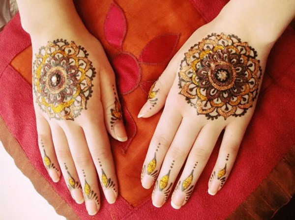 Tatuatge de henna (mehendi) al braç: dibuixos petits i lleugers. Quant dura el tatuatge? Preu. Una foto