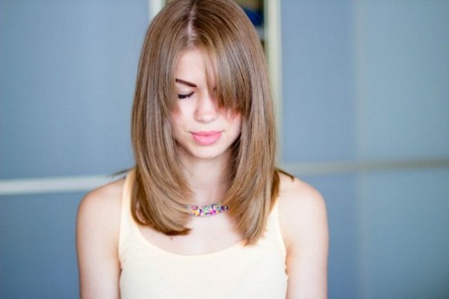 Coupes de cheveux pour femmes pour cheveux moyens avec une frange. Photo de coupes de cheveux à la mode pour les cheveux clairs, foncés et rouges