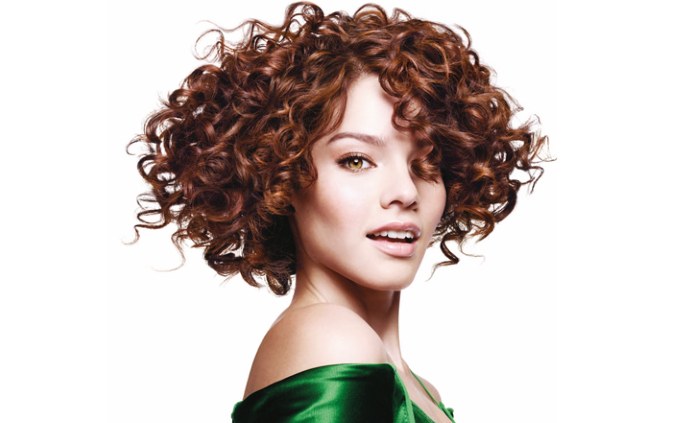 Coupes de cheveux pour cheveux courts 2020 pour femmes. Une photo