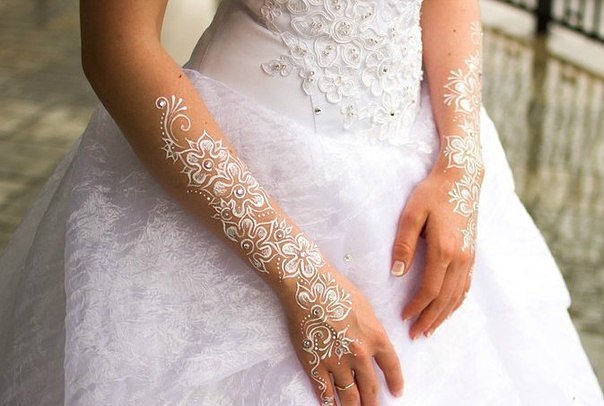 Tatuatge de henna (mehendi) al braç: dibuixos petits i lleugers. Quant dura el tatuatge? Preu. Una foto