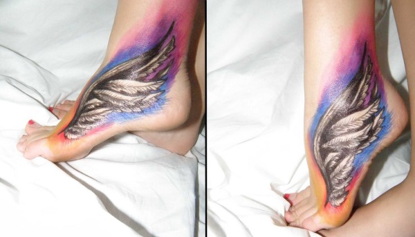 Tattoo Wings (ala) a l'esquena: significat per a noies i homes. Una foto