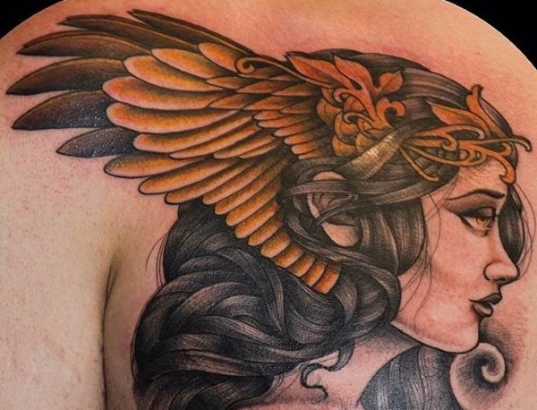 Tattoo Wings (ala) a l'esquena: significat per a noies i homes. Una foto