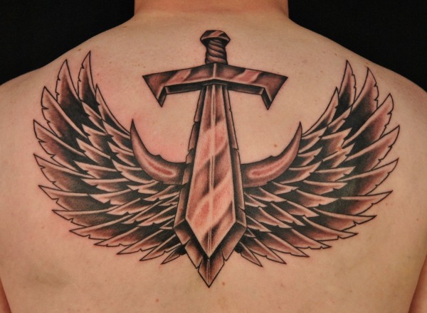 Tattoo Wings (ala) a l'esquena: significat per a noies i homes. Una foto