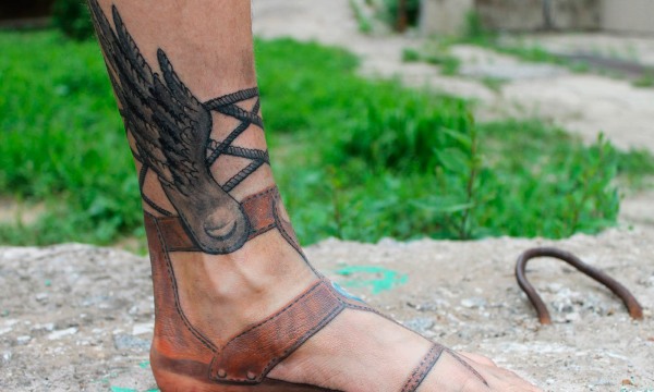 Tattoo Wings (ala) a l'esquena: significat per a noies i homes. Una foto