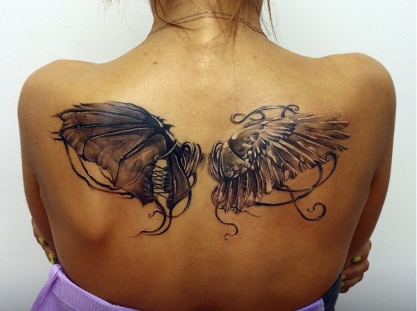 Tattoo Wings (ala) a l'esquena: significat per a noies i homes. Una foto