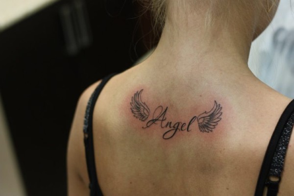 Tattoo Wings (ala) a l'esquena: significat per a noies i homes. Una foto