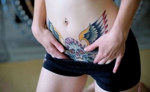 Tattoo Wings (ala) a l'esquena: significat per a noies i homes. Una foto