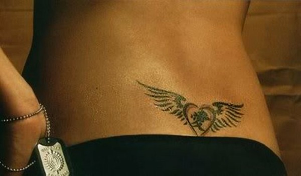 Tattoo Wings (ala) a l'esquena: significat per a noies i homes. Una foto