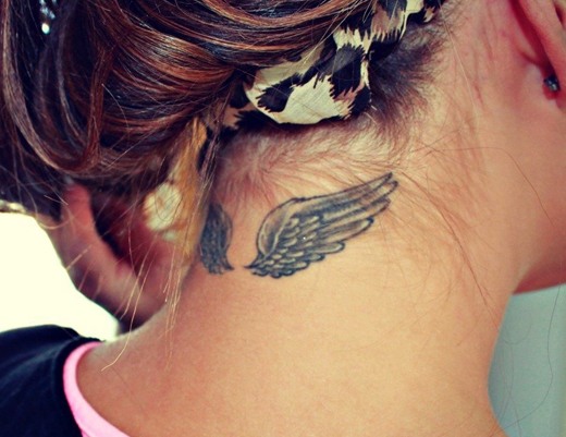 Tattoo Wings (ala) a l'esquena: significat per a noies i homes. Una foto