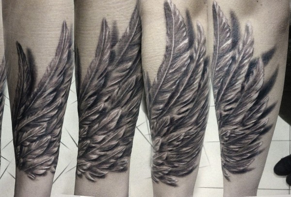 Tattoo Wings (ala) a l'esquena: significat per a noies i homes. Una foto