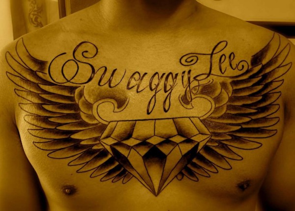 Tattoo Wings (ala) a l'esquena: significat per a noies i homes. Una foto