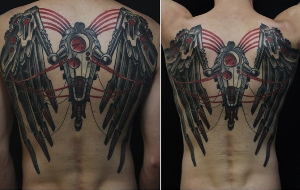 Tattoo Wings (ala) a l'esquena: significat per a noies i homes. Una foto